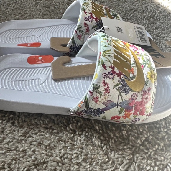 Nike Victori One Womens Print Slides Sandals White Gold Floral DZ6249-100 - Picture 7 of 7